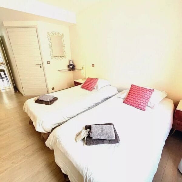 Apartment Cannes Anglais : 2 bedrooms, sleeps 7, south-facing balcony, mezzanine