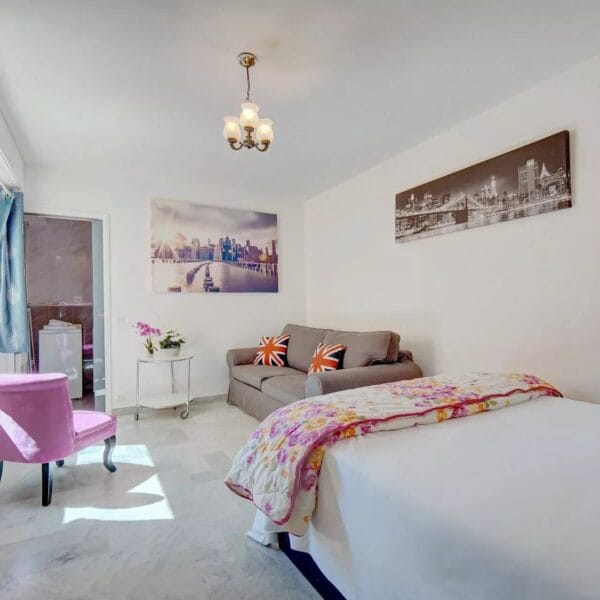 Studio Cannes: sleeps 4, near the center and Croisette