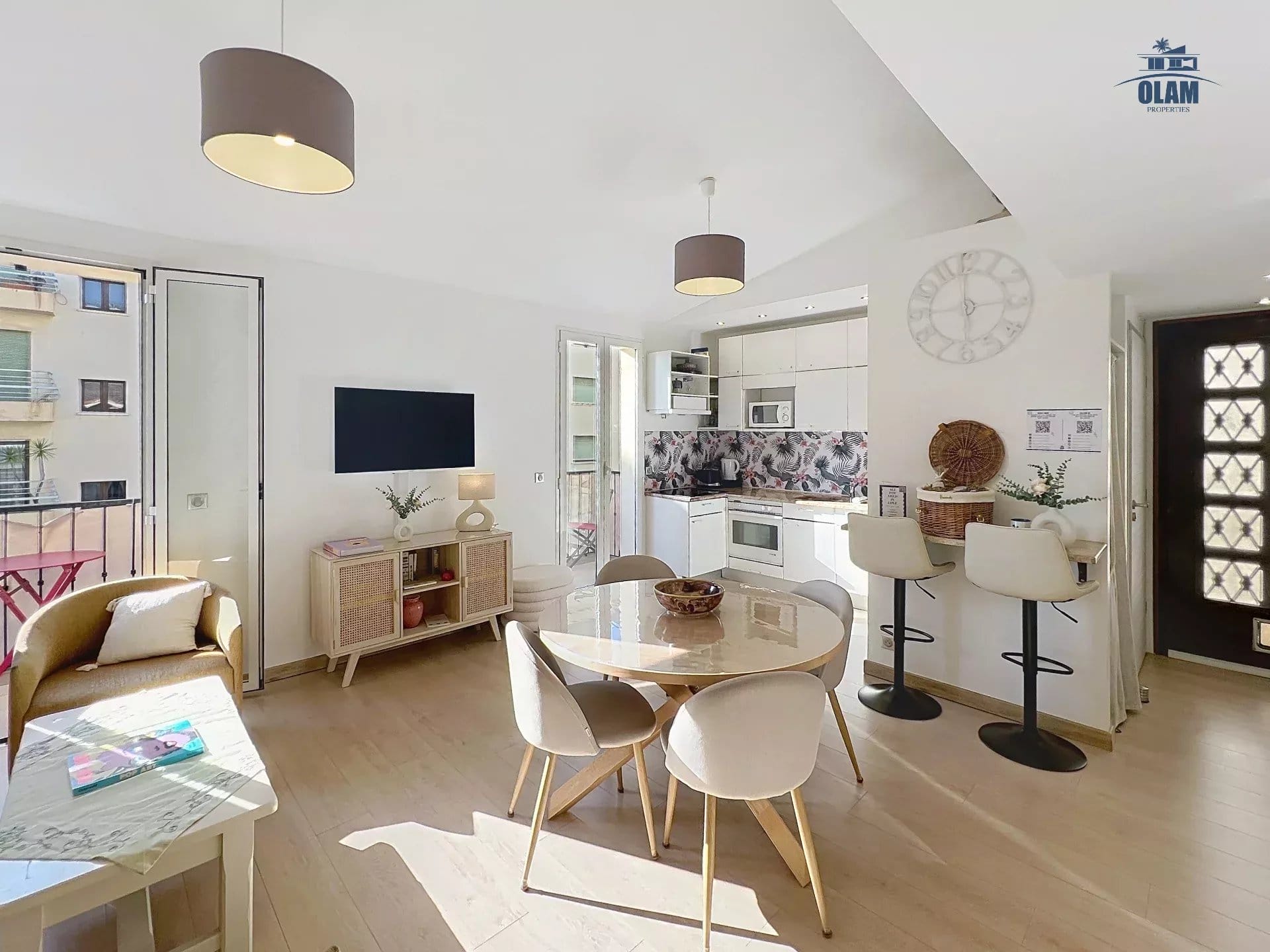 Apartment Cannes Anglais : 2 bedrooms, sleeps 7, south-facing balcony, mezzanine