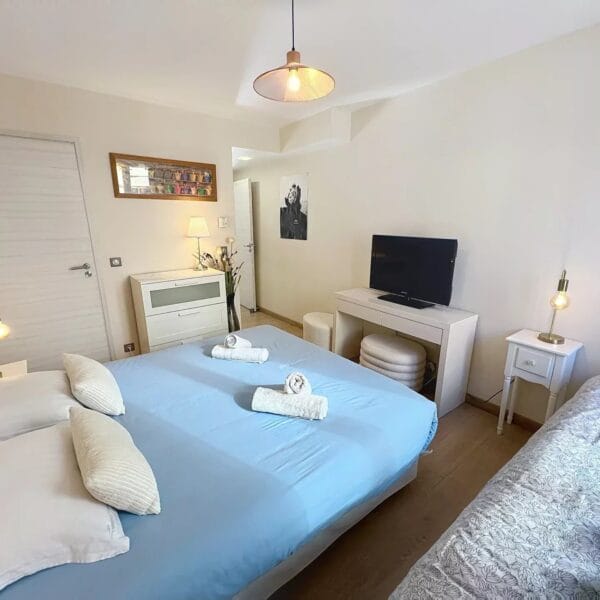Apartment Cannes Anglais : 2 bedrooms, sleeps 7, south-facing balcony, mezzanine
