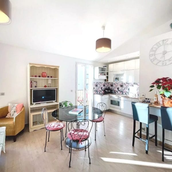 Apartment Cannes Anglais : 2 bedrooms, sleeps 7, south-facing balcony, mezzanine