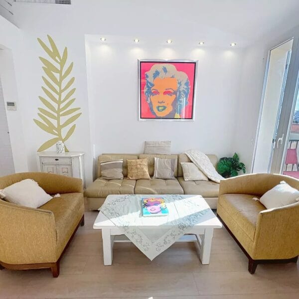 Apartment Cannes Anglais : 2 bedrooms, sleeps 7, south-facing balcony, mezzanine