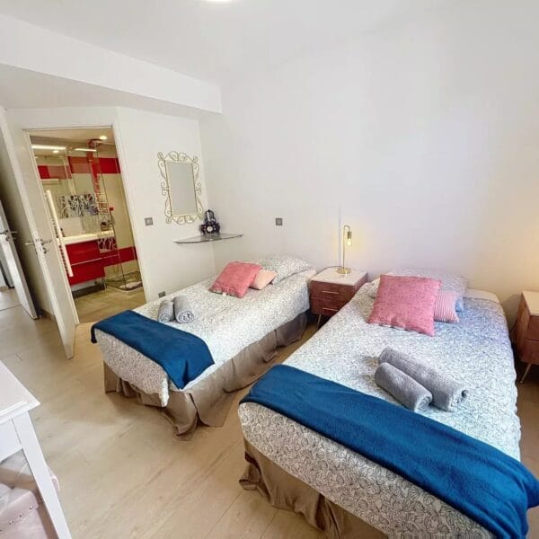 Apartment Cannes Anglais : 2 bedrooms, sleeps 7, south-facing balcony, mezzanine