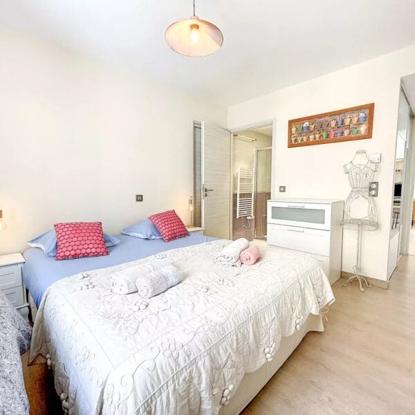 Apartment Cannes Anglais : 2 bedrooms, sleeps 7, south-facing balcony, mezzanine