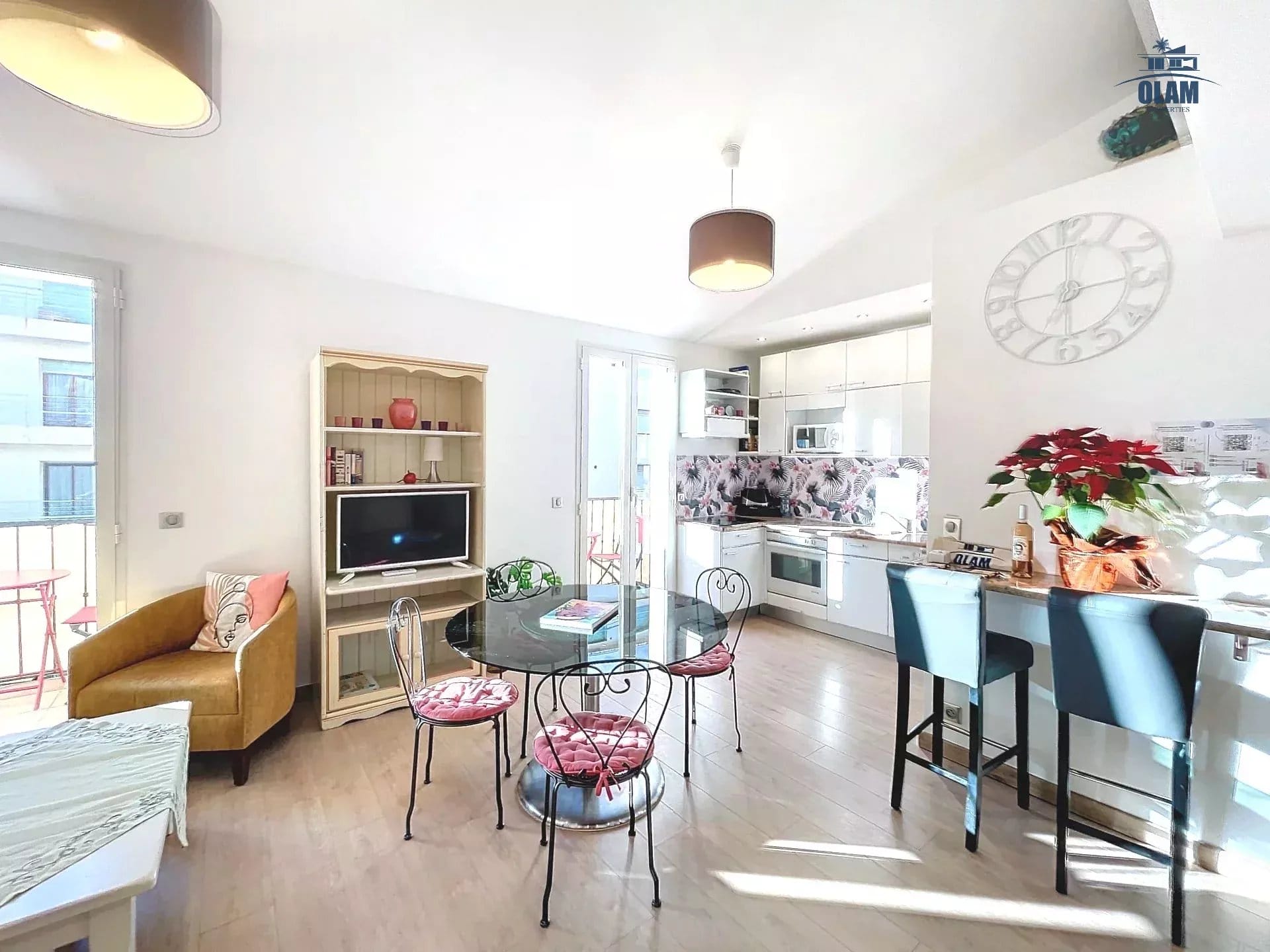 Apartment Cannes Anglais : 2 bedrooms, sleeps 7, south-facing balcony, mezzanine