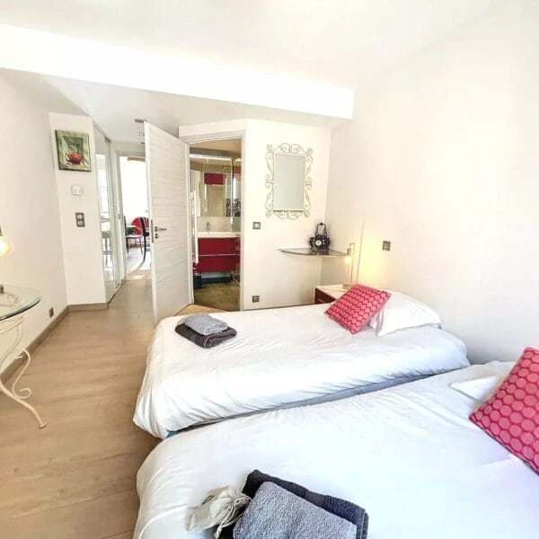 Apartment Cannes Anglais : 2 bedrooms, sleeps 7, south-facing balcony, mezzanine