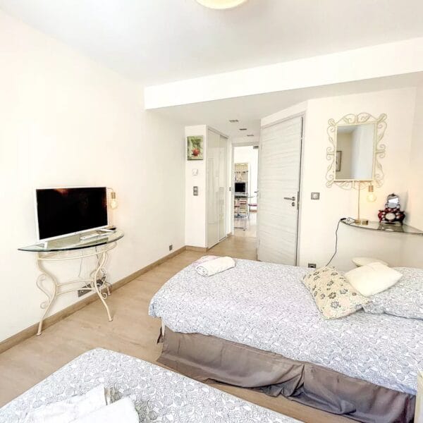 Apartment Cannes Anglais : 2 bedrooms, sleeps 7, south-facing balcony, mezzanine