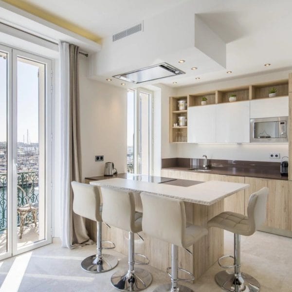 Appartement Cannes : luxueux 3 pièces, vue mer, balcon face au Vieux Port de Cannes