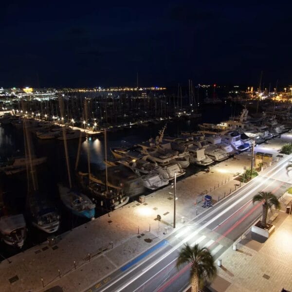 Apartment Cannes: luxurious 3-room, sea view, balcony facing the Old Port of Cannes