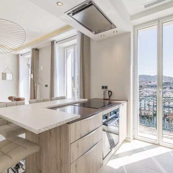 Appartement Cannes : luxueux 3 pièces, vue mer, balcon face au Vieux Port de Cannes