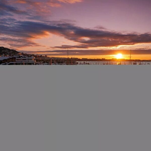 Apartment Cannes: luxurious 3-room, sea view, balcony facing the Old Port of Cannes