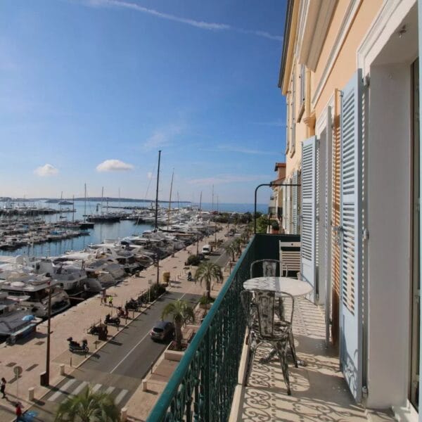 Appartement Cannes : luxueux 3 pièces, vue mer, balcon face au Vieux Port de Cannes