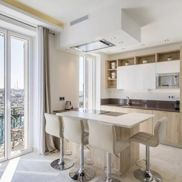 Apartment Cannes: luxurious 3-room, sea view, balcony facing the Old Port of Cannes