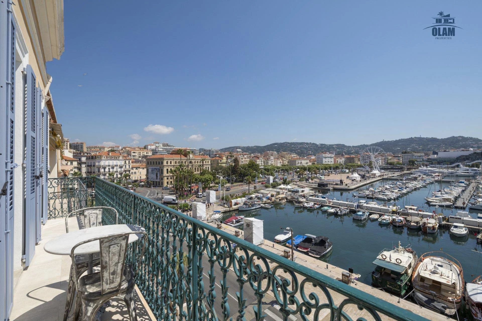 Appartement Cannes : luxueux 3 pièces, vue mer, balcon face au Vieux Port de Cannes