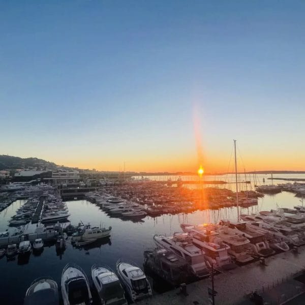 Appartement Cannes : luxueux 3 pièces, vue mer, balcon face au Vieux Port de Cannes