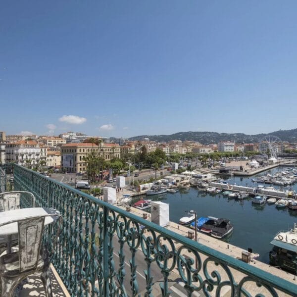 Appartement Cannes : luxueux 3 pièces, vue mer, balcon face au Vieux Port de Cannes