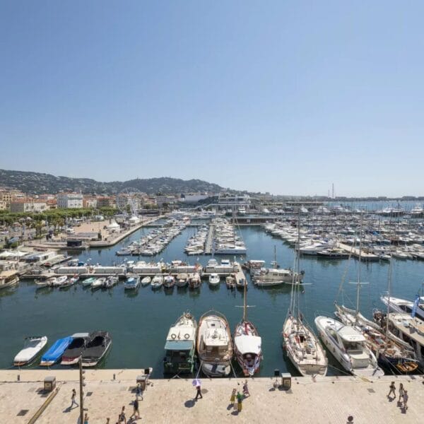 Apartment Cannes: luxurious 3-room, sea view, balcony facing the Old Port of Cannes