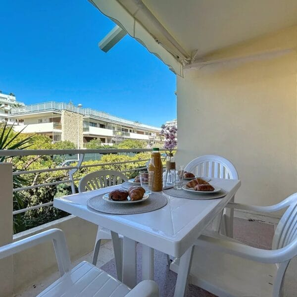 Cannes: charming 2-room apartment with terrace in the city center