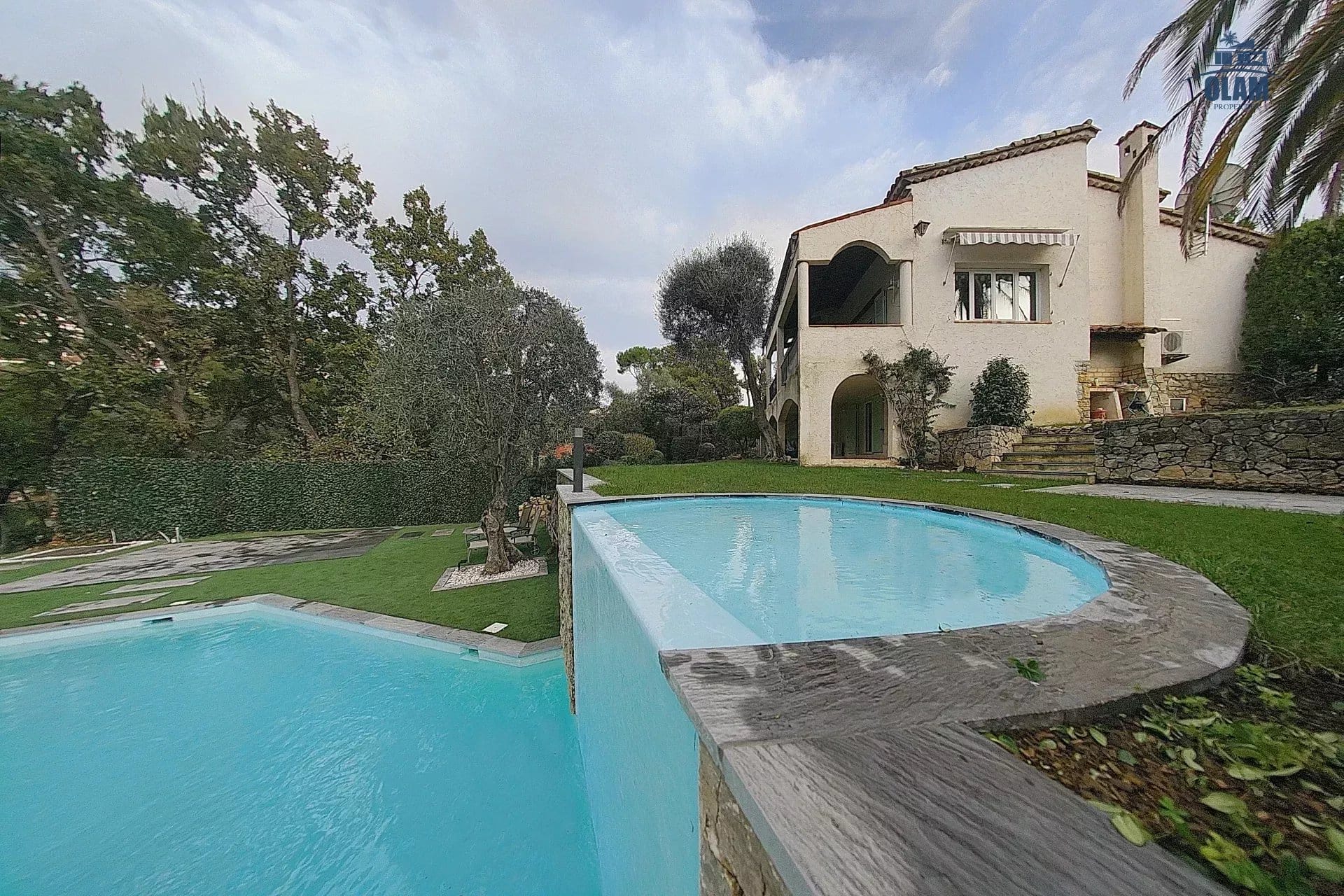 Villa Le Cannet : 4 bedrooms, contemporary, swimming pool and garden with trees