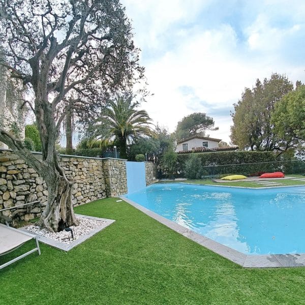 Villa Le Cannet : 4 bedrooms, contemporary, swimming pool and garden with trees