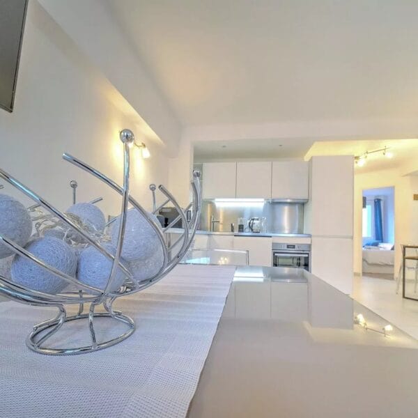 Cannes apartment: superb bright 4-room apartment, residence with elevator, open kitchen