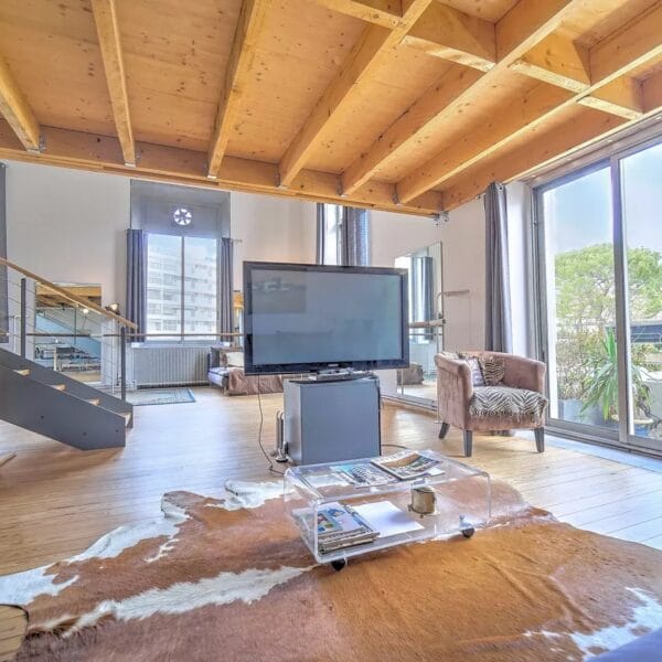 Apartment Cannes: sublime 4-room duplex with spacious contemporary style and natural wood