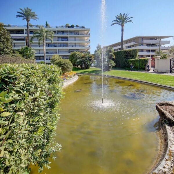 Apartment Cannes: sublime 4-room duplex with spacious contemporary style and natural wood