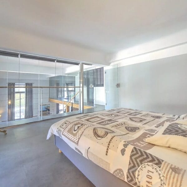 Apartment Cannes: sublime 4-room duplex with spacious contemporary style and natural wood