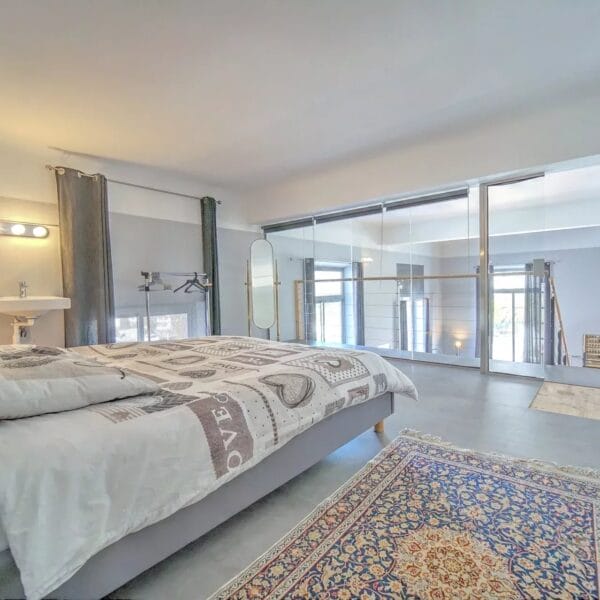 Apartment Cannes: sublime 4-room duplex with spacious contemporary style and natural wood