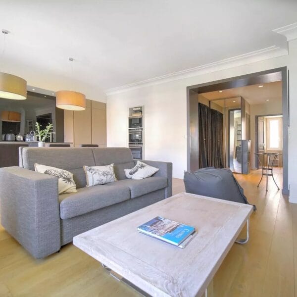 Cannes Montfleury apartment: superb bourgeois 2-bedrooms apartment near rue d’Antibes