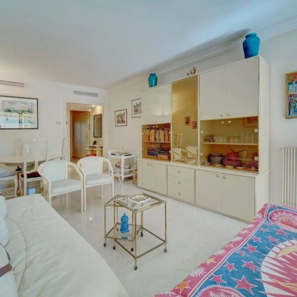 Apartment Cannes: spacious 1-bedroom apartment ideally located, sea view