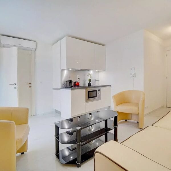 Apartment Cannes Croisette : 1-bedroom renovated, terrace, near beaches and Palais