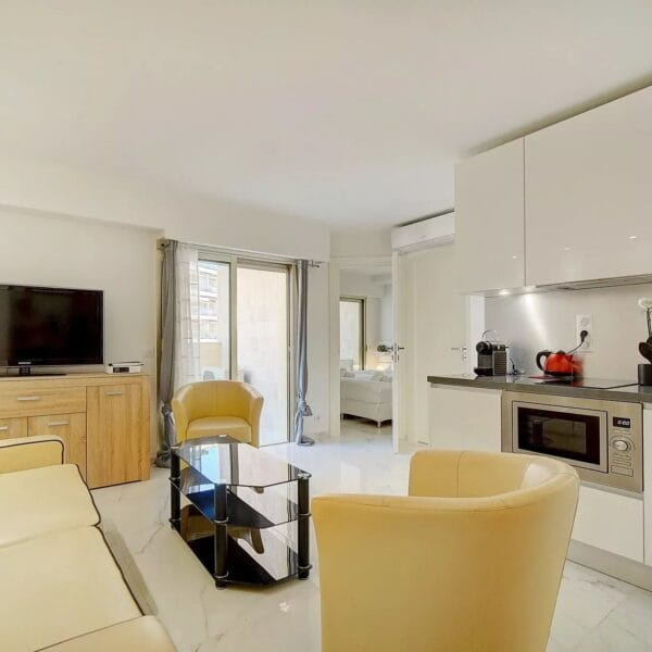 Apartment Cannes Croisette : 1-bedroom renovated, terrace, near beaches and Palais