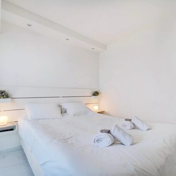 Apartment Cannes Croisette : 1-bedroom renovated, terrace, near beaches and Palais