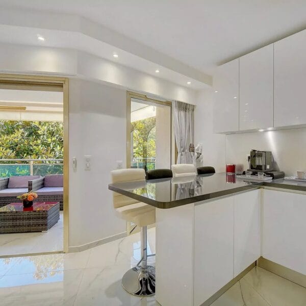 Apartment Cannes Croisette : beautiful 2-bedrooms, terrace, comfort and proximity