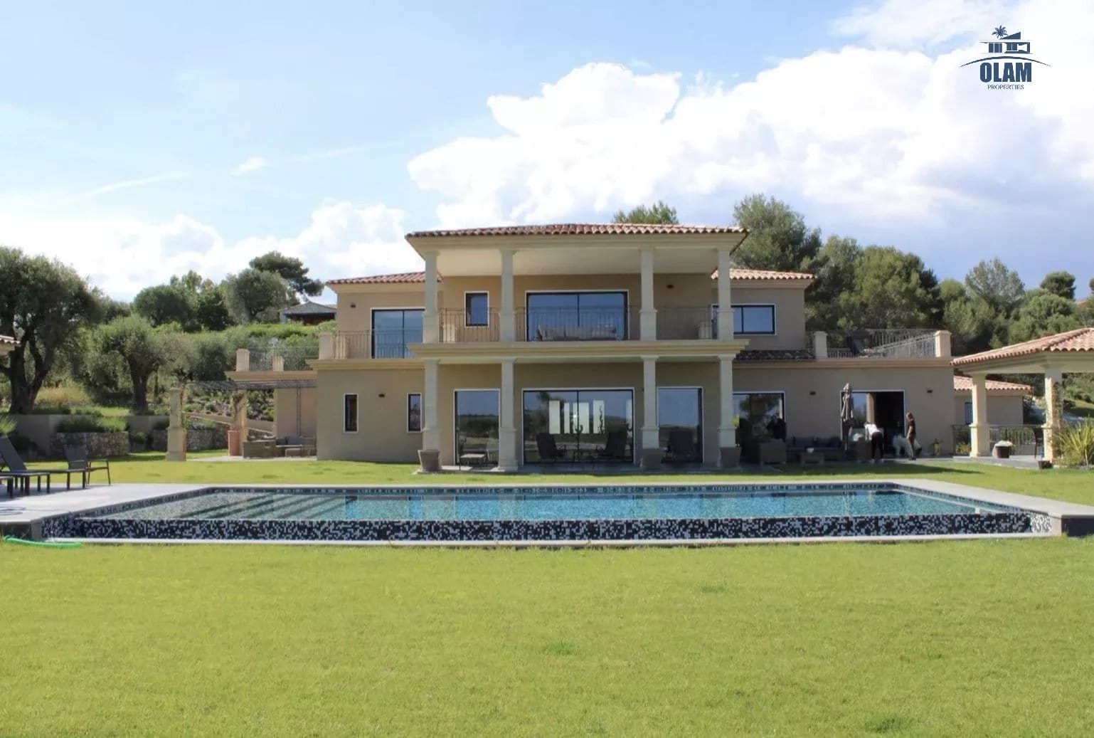 Villa Roquefort-les-Pins : 5 chambres, piscine à débordement, vue mer panoramique