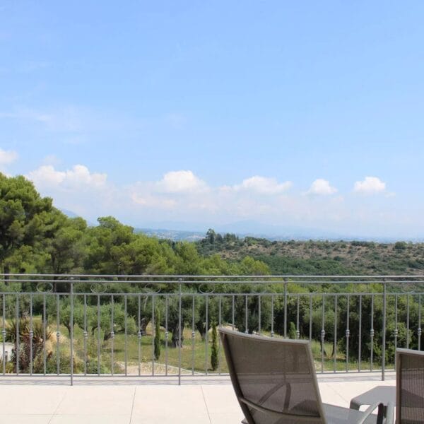 Villa Roquefort-les-Pins : 5 chambres, piscine à débordement, vue mer panoramique