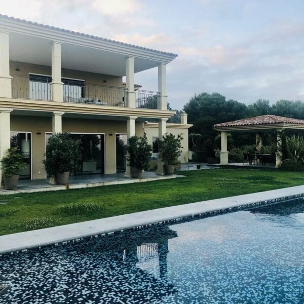 Villa Roquefort-les-Pins : 5 chambres, piscine à débordement, vue mer panoramique