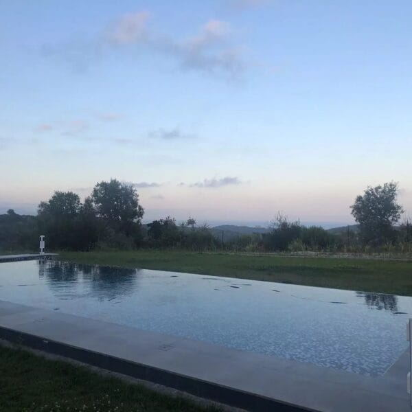 Villa Roquefort-les-Pins : 5 chambres, piscine à débordement, vue mer panoramique