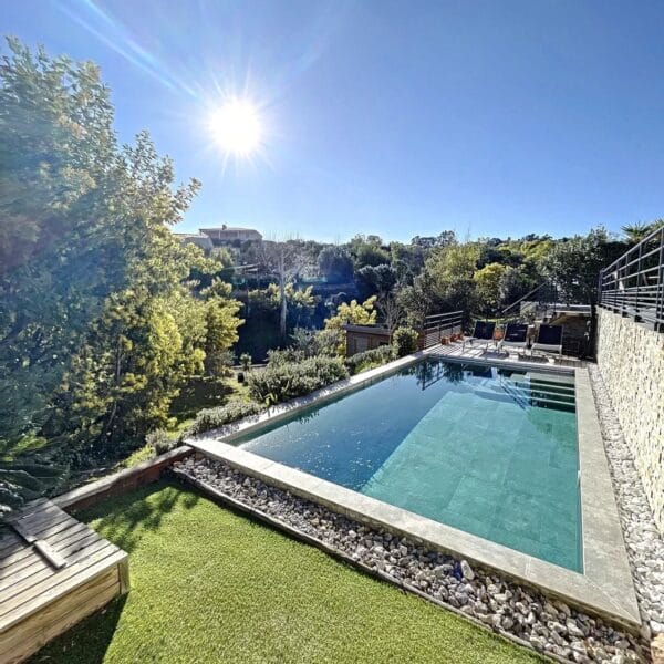 Maison Cannes Croix des Gardes : 4 pièces sur 2 niveaux, jardin, piscine, barbecue