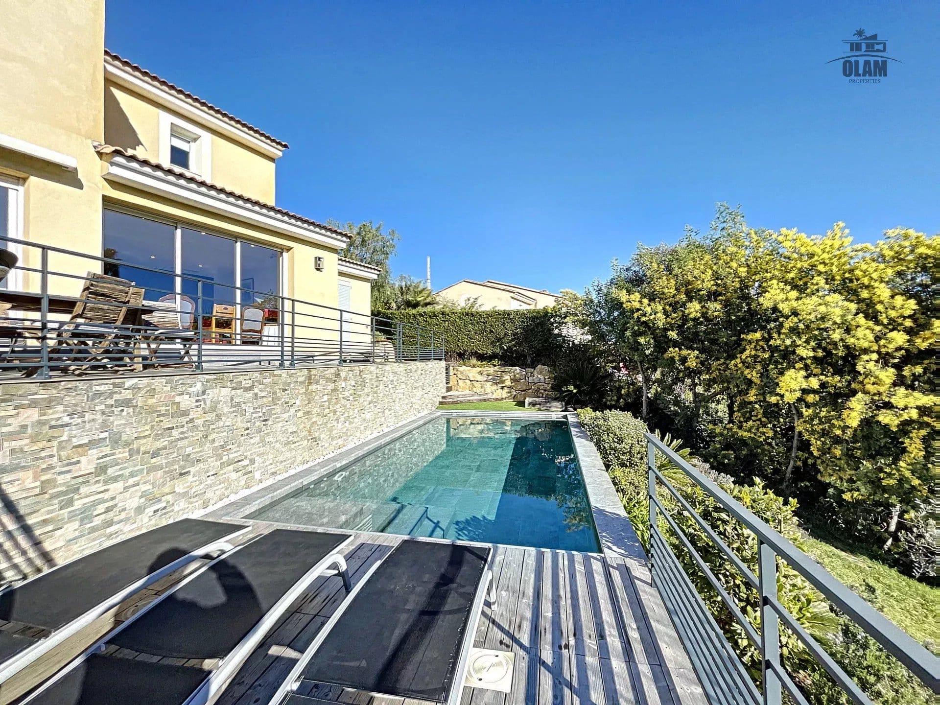 Maison Cannes Croix des Gardes : 4 pièces sur 2 niveaux, jardin, piscine, barbecue