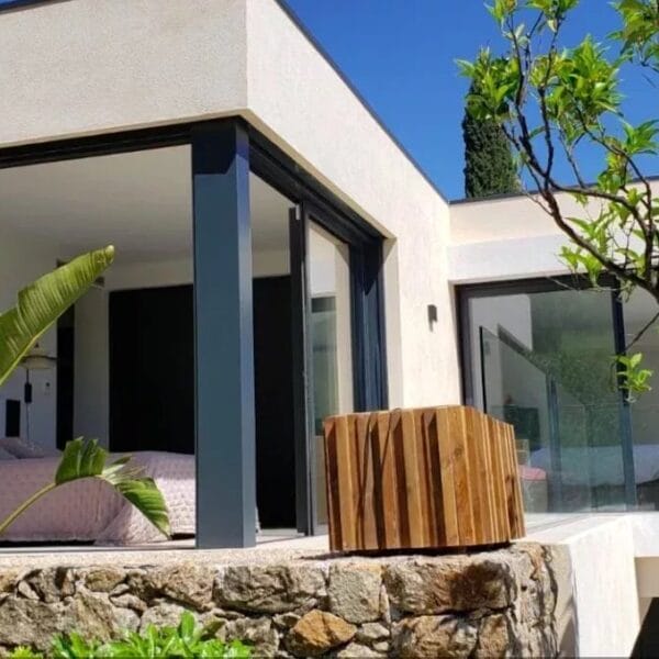 Golfe-Juan: 3-bedroom villa with swimming pool and sea view