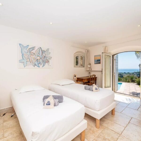 Antibes: 4-bedroom villa with swimming pool and sea view