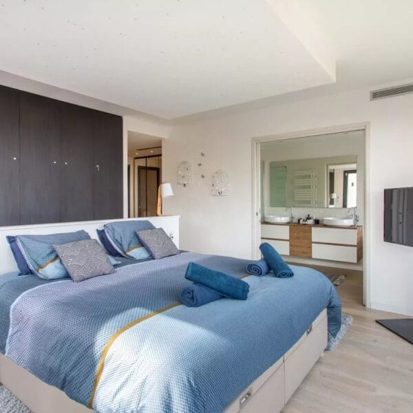 Golfe-Juan: 3-bedroom villa with swimming pool and sea view