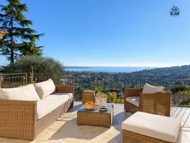 Antibes: 4-bedroom villa with swimming pool and sea view