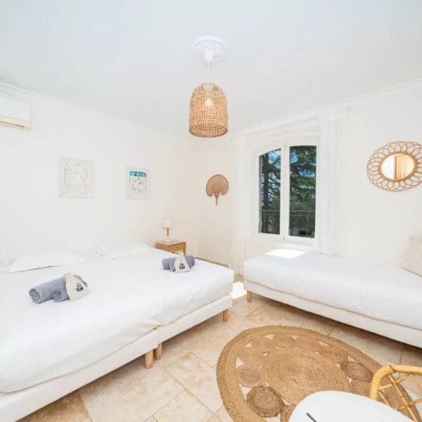 Antibes: 4-bedroom villa with swimming pool and sea view