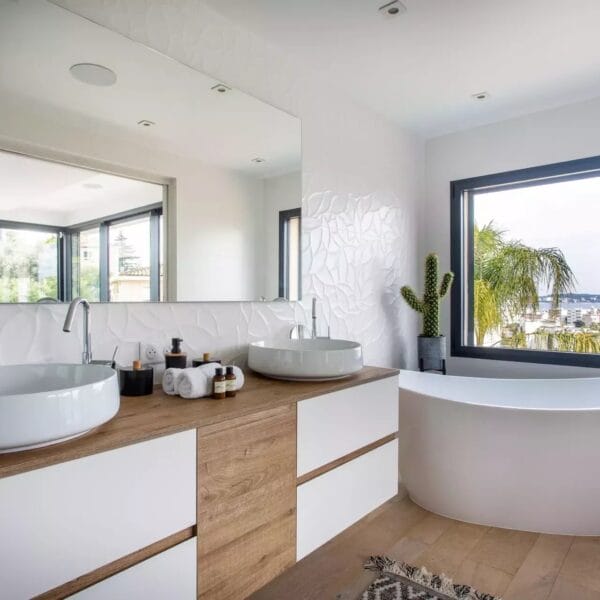 Golfe-Juan: 3-bedroom villa with swimming pool and sea view