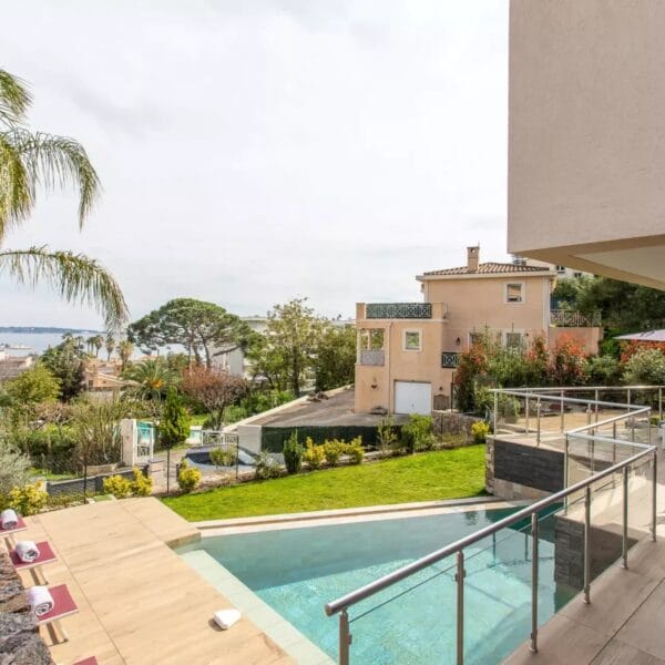 Golfe-Juan: 3-bedroom villa with swimming pool and sea view