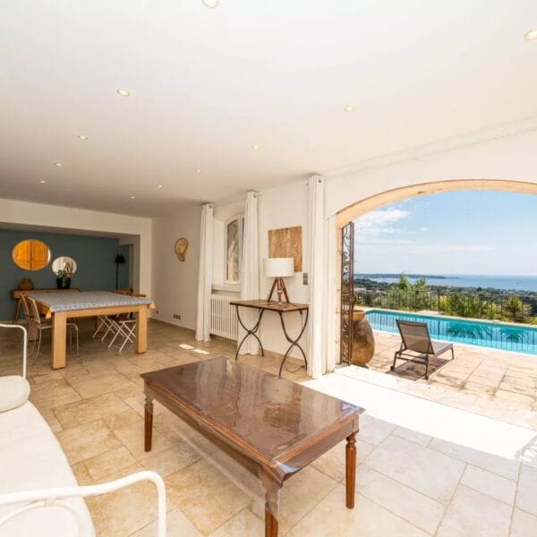 Antibes: 4-bedroom villa with swimming pool and sea view