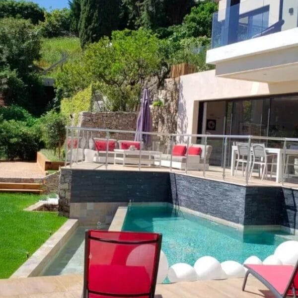 Golfe-Juan: 3-bedroom villa with swimming pool and sea view
